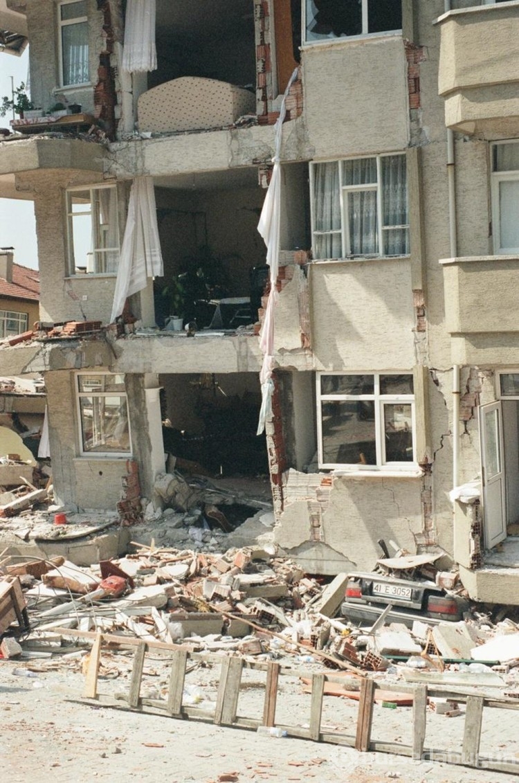 25 yıldır süren acı... 17 Ağustos 1999 Marmara Depremi'nden hafızalara kazınanlar... 