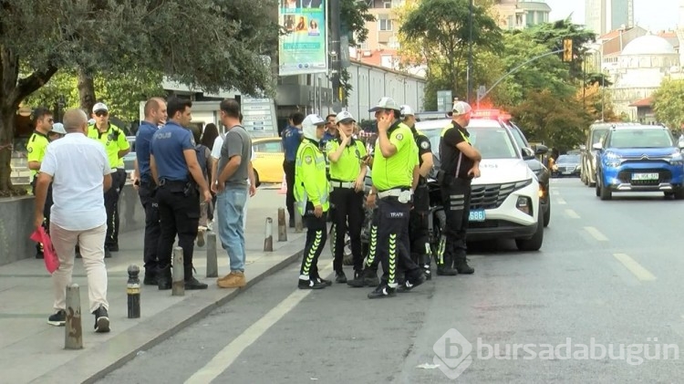 Polis aracı iki kadına çarptı!