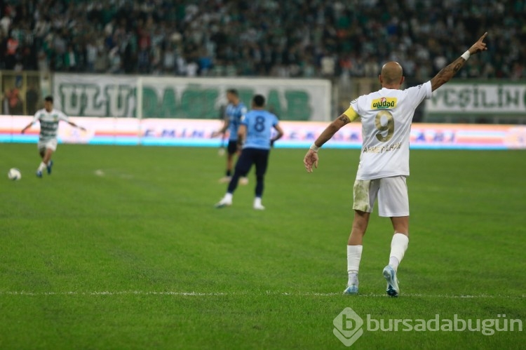 Bursaspor Belediye Kütahyaspor karşılaşmasından kareler...