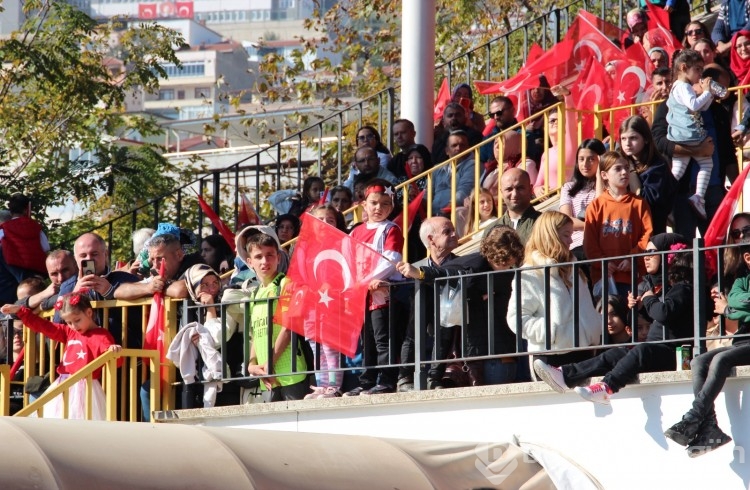 Bursa'da 7'den 70'e Cumhuriyet coşkusu!