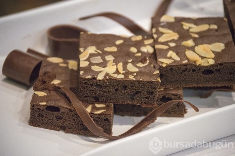 Çikolatalı tatlıların kraliçesi olarak biliniyor: 3 malzemeli brownie tarifi