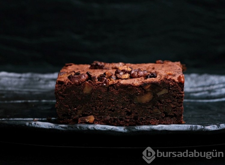 Çikolatalı tatlıların kraliçesi olarak biliniyor: 3 malzemeli brownie tarifi