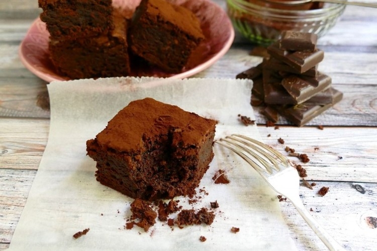 Çikolatalı tatlıların kraliçesi olarak biliniyor: 3 malzemeli brownie tarifi