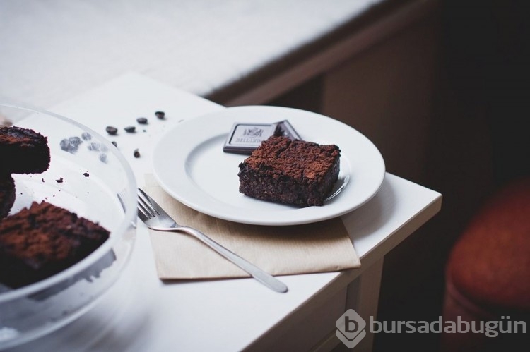 Çikolatalı tatlıların kraliçesi olarak biliniyor: 3 malzemeli brownie tarifi