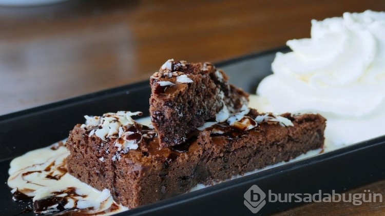 Çikolatalı tatlıların kraliçesi olarak biliniyor: 3 malzemeli brownie tarifi