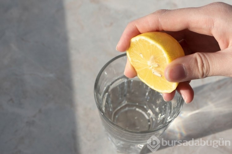 Sabahları limonlu su içince ne olur?