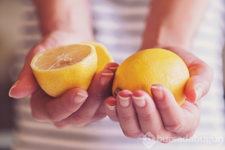 Sabahları limonlu su içince ne olur?