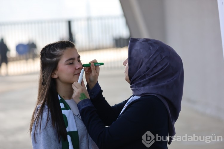 Çocuklar Bursaspor coşkusunu Büyükşehir'le yaşadı