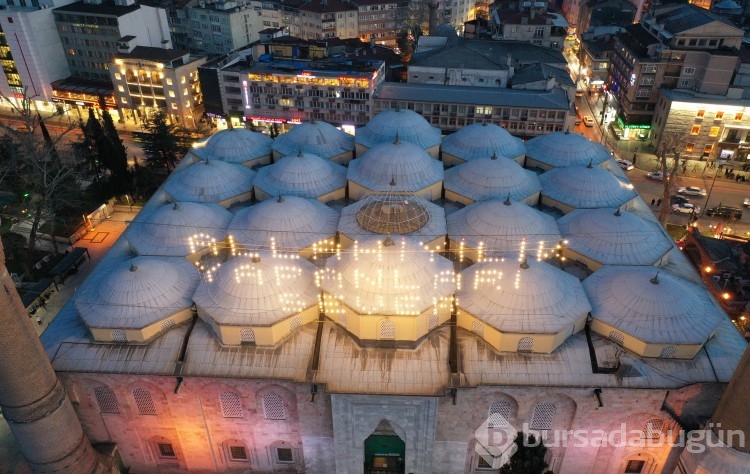 Bursa'daki tarihi Ulu Cami'ye "Allah iyilik yapanları sever" yazılı mahya asıldı