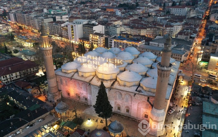 Bursa'daki tarihi Ulu Cami'ye "Allah iyilik yapanları sever" yazılı mahya asıldı