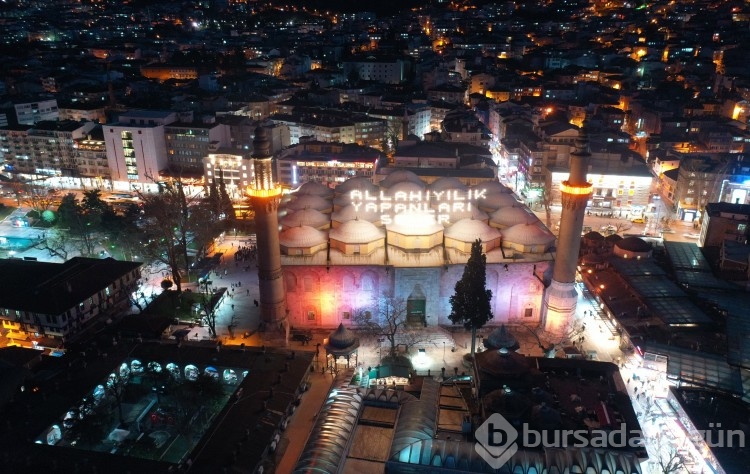 Bursa'daki tarihi Ulu Cami'ye "Allah iyilik yapanları sever" yazılı mahya asıldı