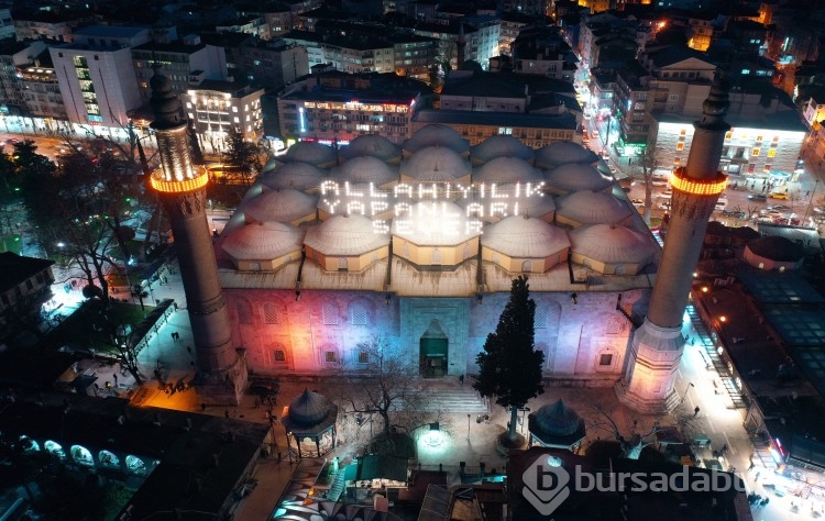 Bursa'daki tarihi Ulu Cami'ye "Allah iyilik yapanları sever" yazılı mahya asıldı