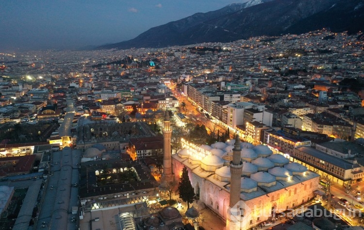 Bursa'daki tarihi Ulu Cami'ye "Allah iyilik yapanları sever" yazılı mahya asıldı