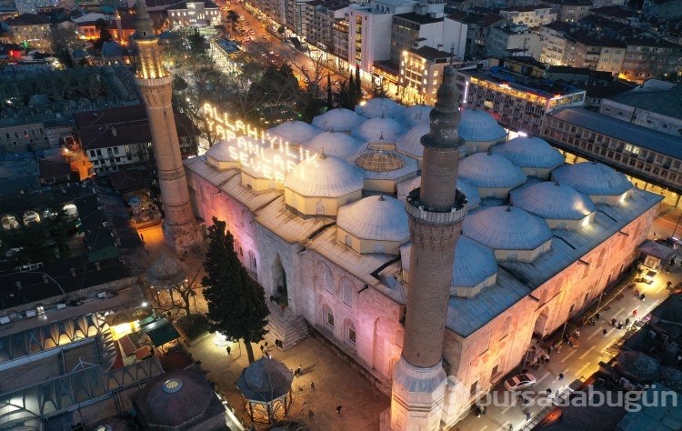 Bursa'daki tarihi Ulu Cami'ye "Allah iyilik yapanları sever" yazılı mahya asıldı