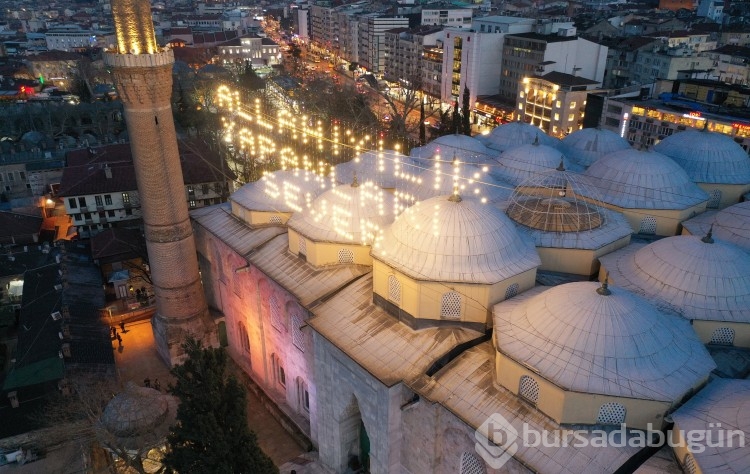 Bursa'daki tarihi Ulu Cami'ye "Allah iyilik yapanları sever" yazılı mahya asıldı