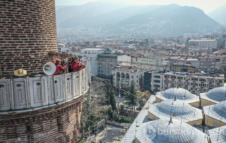 Bursa'daki tarihi Ulu Cami'ye "Allah iyilik yapanları sever" yazılı mahya asıldı