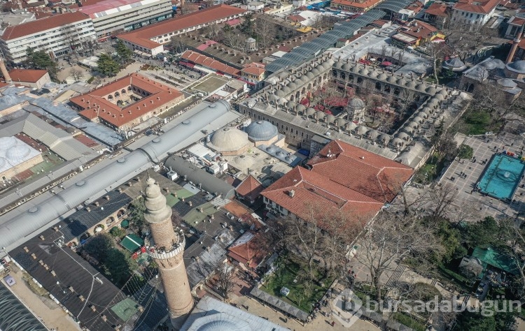 Bursa'daki tarihi Ulu Cami'ye "Allah iyilik yapanları sever" yazılı mahya asıldı