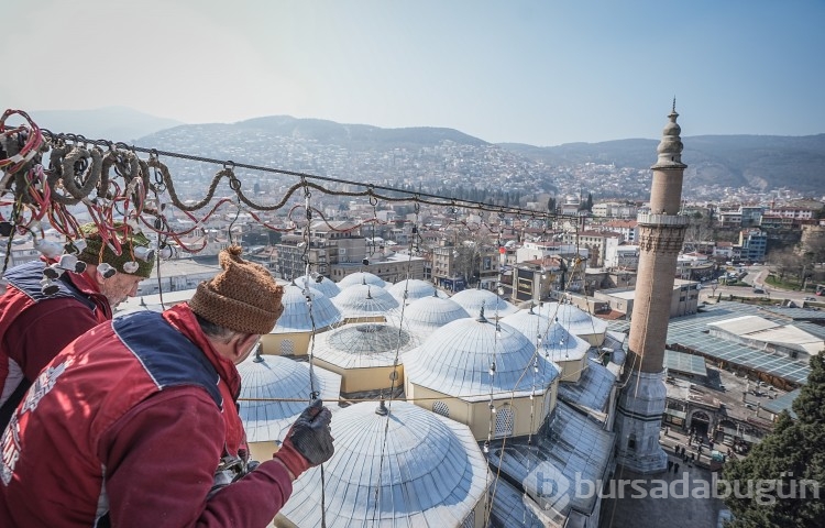 Bursa'daki tarihi Ulu Cami'ye "Allah iyilik yapanları sever" yazılı mahya asıldı