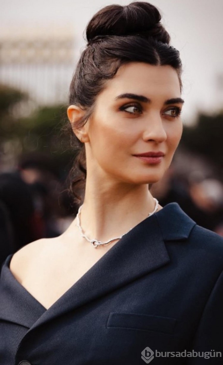 Tuba Büyüküstün Paris Moda Haftası'na damga vurdu!