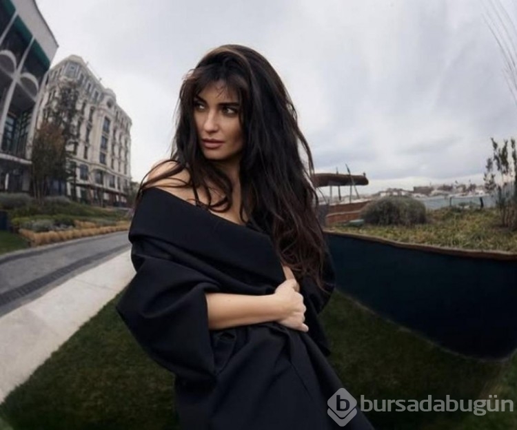 Tuba Büyüküstün Paris Moda Haftası'na damga vurdu!