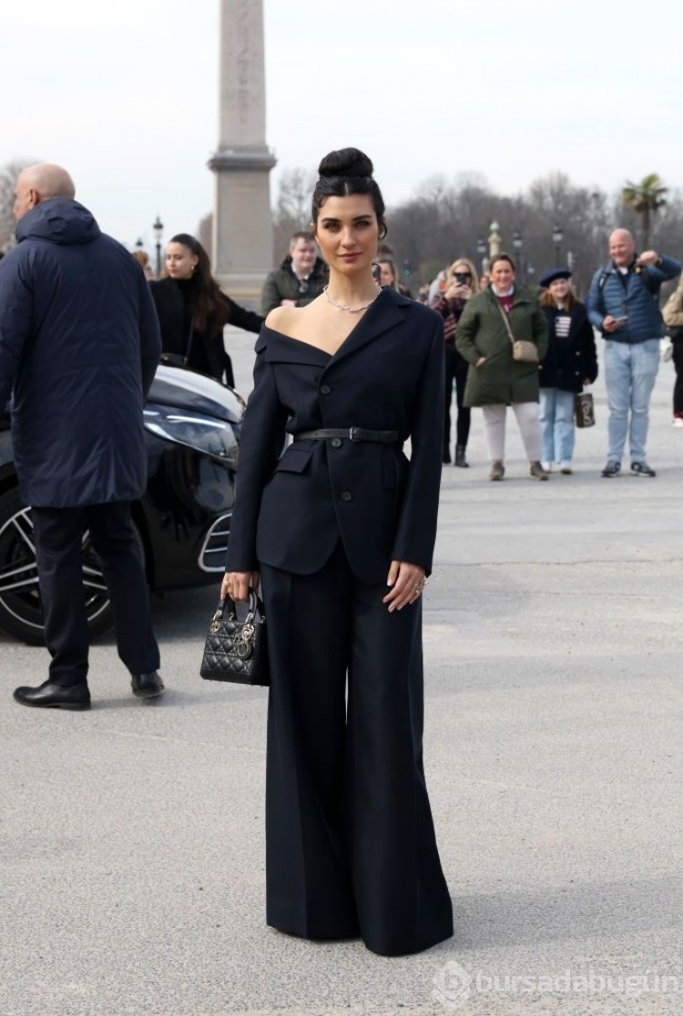 Tuba Büyüküstün Paris Moda Haftası'na damga vurdu!