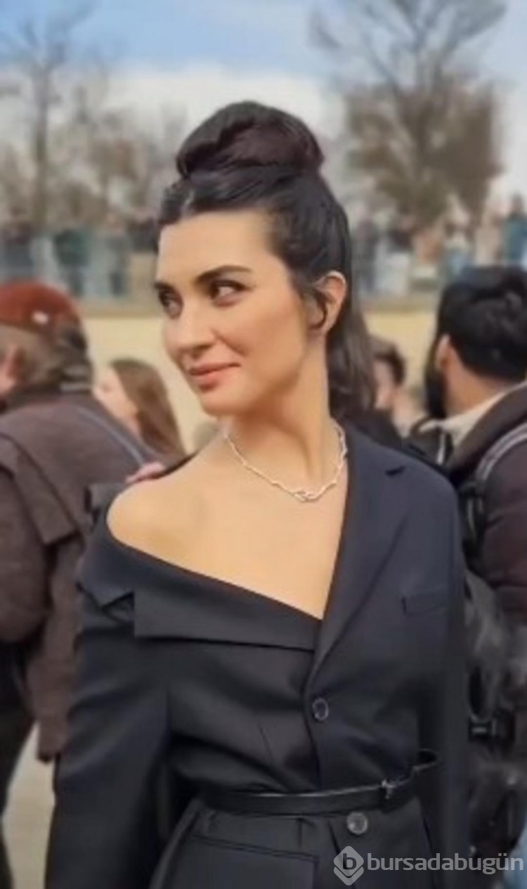 Tuba Büyüküstün Paris Moda Haftası'na damga vurdu!