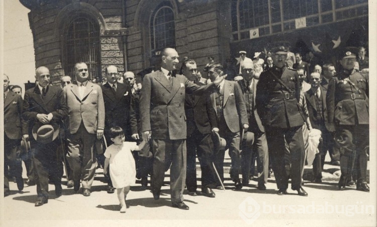 Çocuklara bayram armağan eden Lider Mustafa Kemal Atatürk'ten çocuklar ve gençlerle ilgili sözler!