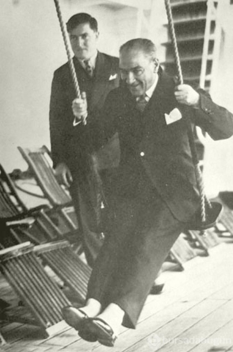 Çocuklara bayram armağan eden Lider Mustafa Kemal Atatürk'ten çocuklar ve gençlerle ilgili sözler!
