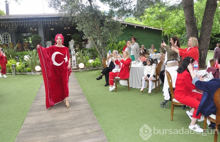 Türk Anneler Derneği Bursa Şubesi'nden Anneler Günü'nde defile