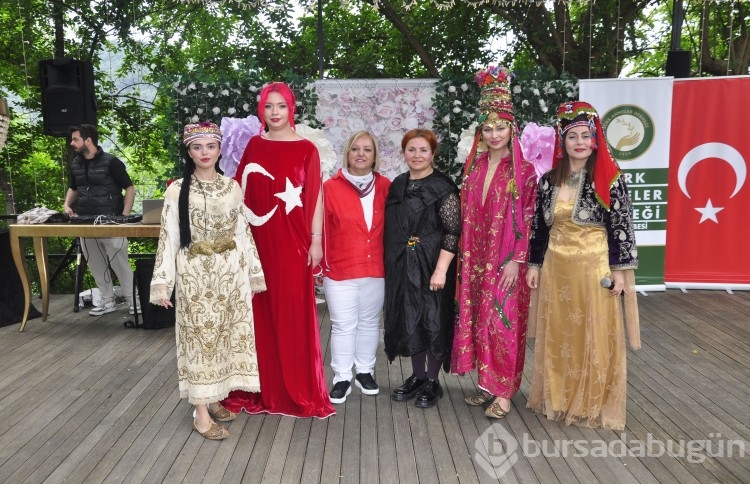 Türk Anneler Derneği Bursa Şubesi'nden Anneler Günü'nde defile