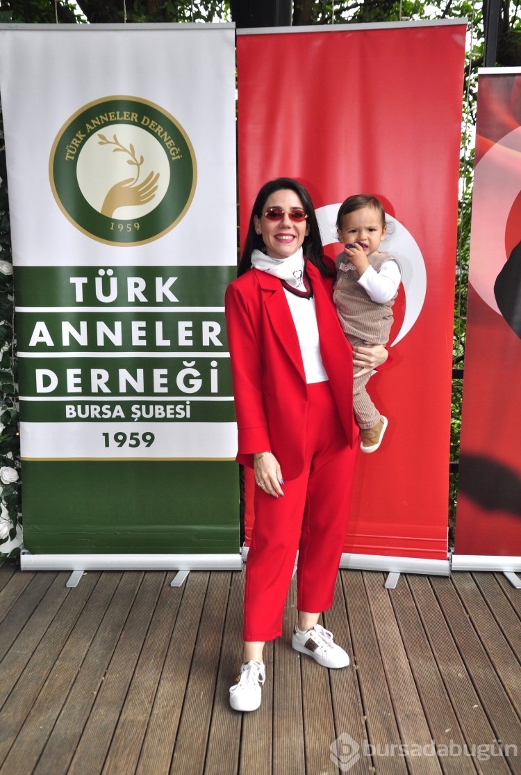 Türk Anneler Derneği Bursa Şubesi'nden Anneler Günü'nde defile