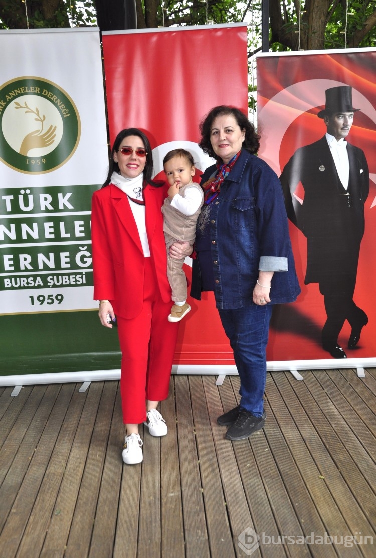 Türk Anneler Derneği Bursa Şubesi'nden Anneler Günü'nde defile
