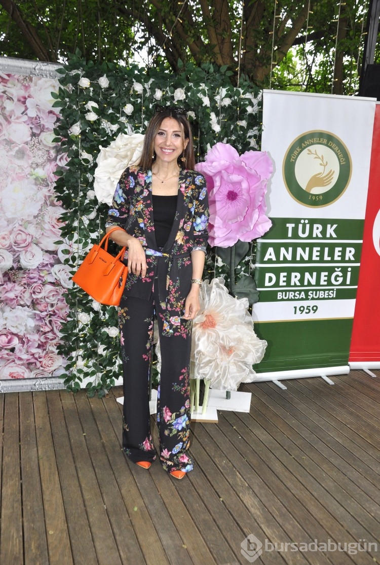 Türk Anneler Derneği Bursa Şubesi'nden Anneler Günü'nde defile