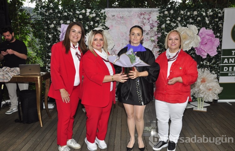 Türk Anneler Derneği Bursa Şubesi'nden Anneler Günü'nde defile