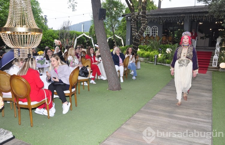 Türk Anneler Derneği Bursa Şubesi'nden Anneler Günü'nde defile