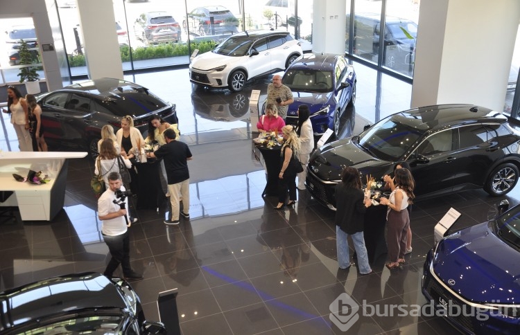 Esra İlknur Tekmen ev sahipliğinde Lexus Daveti: ünlüler geçidine döndü
