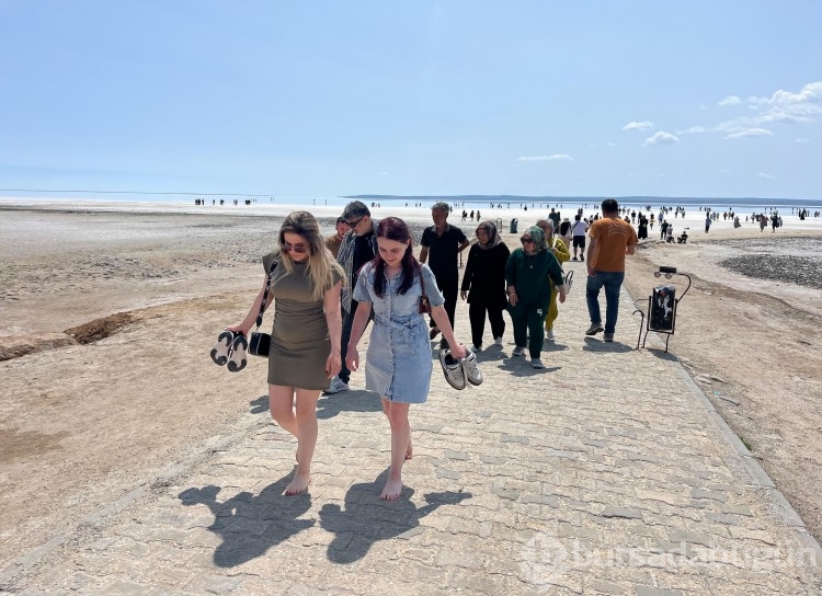 Türkiye'nin ikinci büyük gölüne turist akını! 