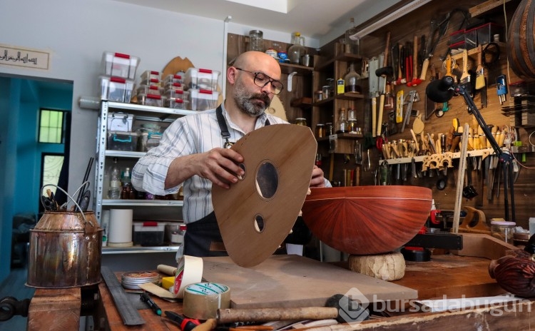 Çocukken radyodan dinlediği tamburdan etkilenen Bursalı lutiye oldu