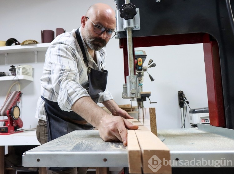 Çocukken radyodan dinlediği tamburdan etkilenen Bursalı lutiye oldu