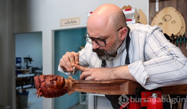 Çocukken radyodan dinlediği tamburdan etkilenen Bursalı lutiye oldu