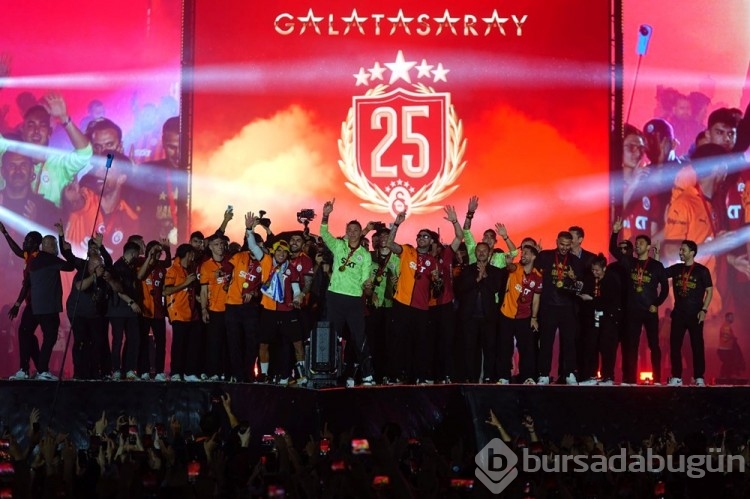 Galatasaray'ın Yenikapı'daki kutlamasında neler oldu neler: Yağmur, gözyaşı, veda ve mutluluk