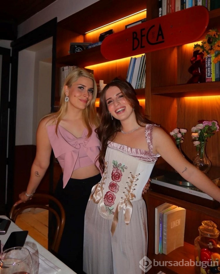 Sihirli Annem'in Çilek'i Zeynep Özkaya'dan bekarlığa veda partisi