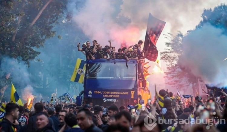 Fenerbahçe Beko'nun antrenörü Tomas Masiulis, EuroLeague kupasıyla çıplak poz verdi!