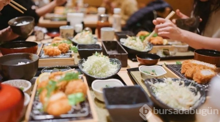 Japonların zayıf kalmasının sırrı çözüldü! Meğer yemeği bu sırayla yiyorlarmış...