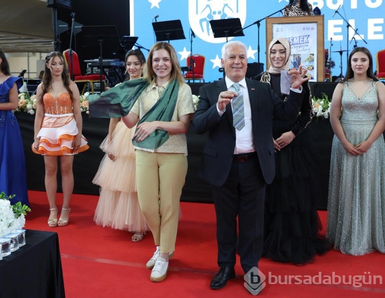 Osman Akar Ajans ve BUSMEK'ten Göz Kamaştıran Yıl Sonu Defilesi