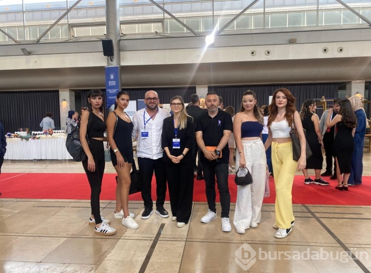 Osman Akar Ajans ve BUSMEK'ten Göz Kamaştıran Yıl Sonu Defilesi