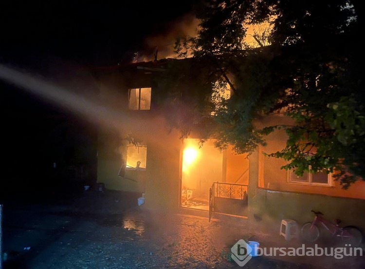 Yaşlı kadının 2 katlı evi alevlere teslim odu! 