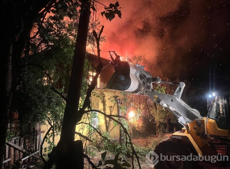 Yaşlı kadının 2 katlı evi alevlere teslim odu! 