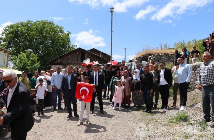 Geleneklerimizin yaşatıldığı düğün! Renkli kareler ortaya çıktı... 