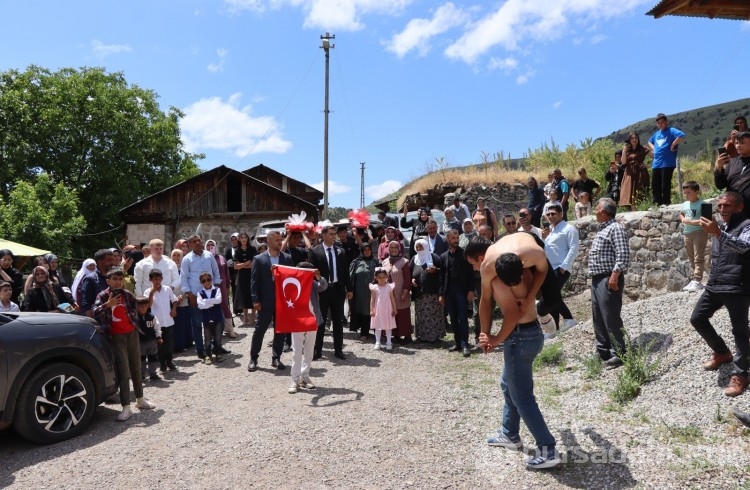 Geleneklerimizin yaşatıldığı düğün! Renkli kareler ortaya çıktı... 